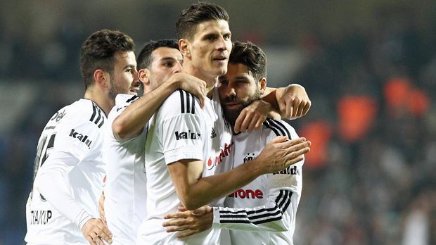 
                <strong>Mario Gomez (Besiktas Istanbul/Türkei)</strong><br>
                Mario Gomez (Besiktas Istanbul/Türkei): Der frühere Bayern-Stürmer ist mit Besiktas gleich in seinem ersten Jahr in der Türkei auf dem besten Wege Meister zu werden. Und Gomez hätte mit Sicherheit einen erheblichen Anteil daran. Er erzielte bereits 19 Treffer für den Tabellenführer und stellte damit einen Vereinsrekord auf. Noch nie zuvor erzielte ein ausländischer Spieler so viele Tore für Besiktas in einer Saison. Es kommt sogar noch besser! In der Torschützenliste der Süper Lig führt er mit drei Treffern Vorsprung vor Samuel Eto'o. Der ehemalige Star des FC Barcelona spielt derzeit für Antalyaspor.
              