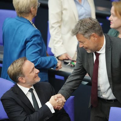 Bundeswirtschaftsministe Robert Habeck (Grüne) begrüßt Finanzminister Christian Lindner (FDP) im Bundestag. Ganz so rosig ging es vor der Verabschiedung des Heizungsgesetzes jedoch nicht zu.