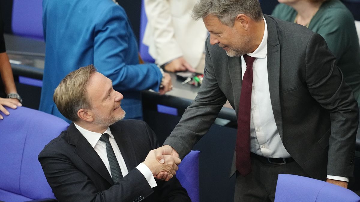 Bundeswirtschaftsministe Robert Habeck (Grüne) begrüßt Finanzminister Christian Lindner (FDP) im Bundestag. Ganz so rosig ging es vor der Verabschiedung des Heizungsgesetzes jedoch nicht zu.