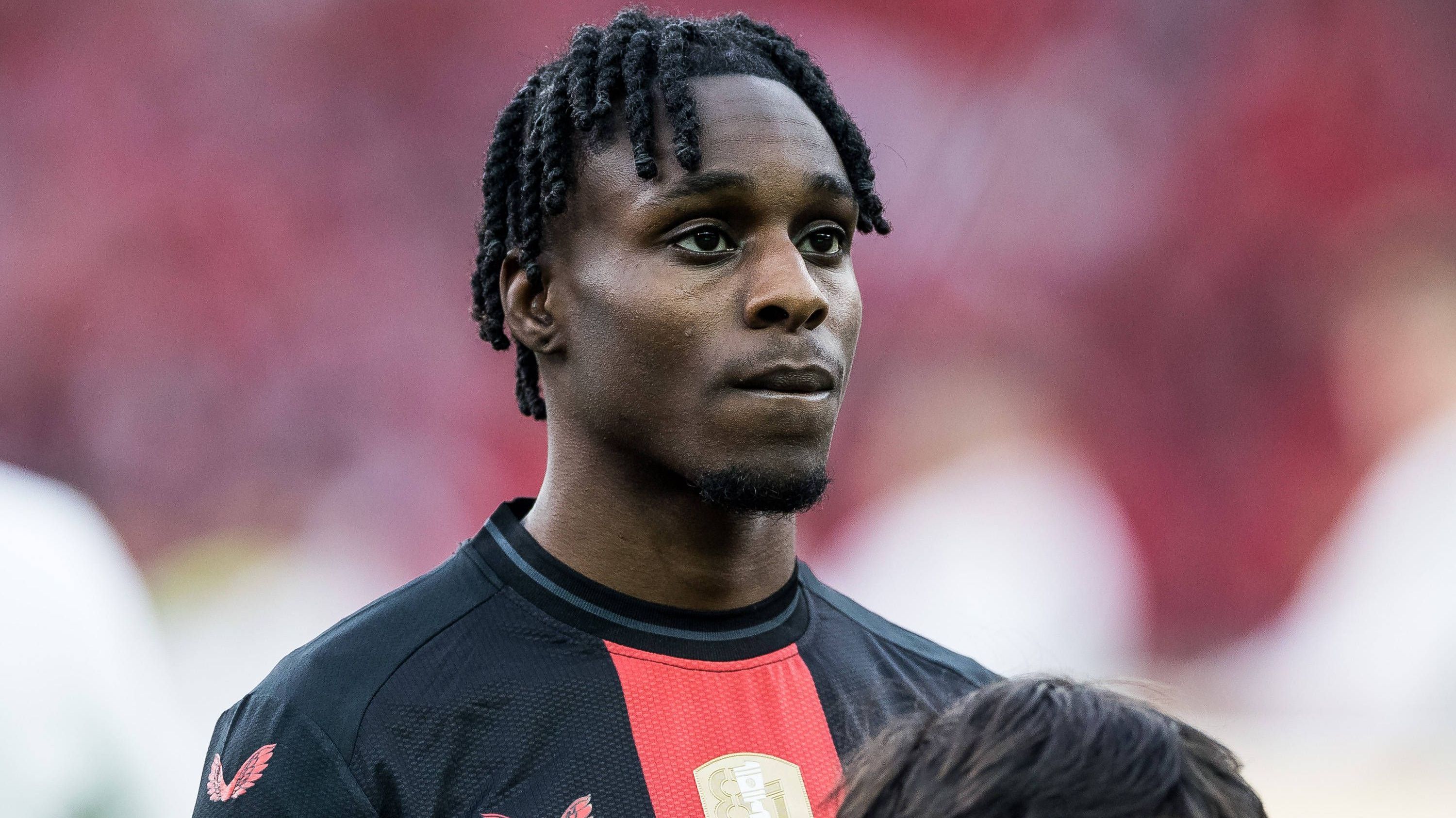 <strong>Jeremie Frimpong (Bayer 04 Leverkusen)</strong><br>Eigentlich galt Jeremie Frimpong nach der überragenden Vorsaison und einer Ausstiegsklausel von recht moderaten 40 Millionen Euro als ziemlich sicherer Abgang bei Meister Bayer Leverkusen. Nun aber läuft die Ausstiegsklausel des Niederländers bald ab - und er ist immer noch in Leverkusen. Laut "Sportbild" ...&nbsp;&nbsp;