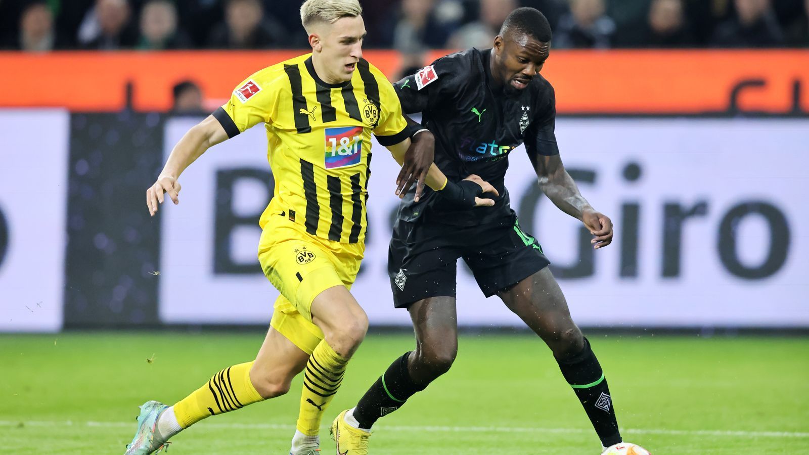 
                <strong>Marcus Thuram (Borussia Mönchengladbach)</strong><br>
                Nach einer halben Stunde mit einer überragenden Szene, als er sich auf der Höhe der Mittellinie den Ball schnappt, den Turbo zündet, der kompletten BVB-Defensive davon läuft, Dortmund-Keeper Gregor Kobel umkurvt und zum zwischenzeitlichen 3:1 einnetzt. Auch sonst mit einer überaus engagierten Leistung – sowohl läuferisch als auch spielerisch. Hätte an diesem Abend sogar noch mehr Tore erzielen können – brachte die Kugel aber nicht mehr als ein Mal im Dortmunder Tor unter. Dennoch: eine sehr gute Leistung eines guten Stürmers. ran-Note: 2
              