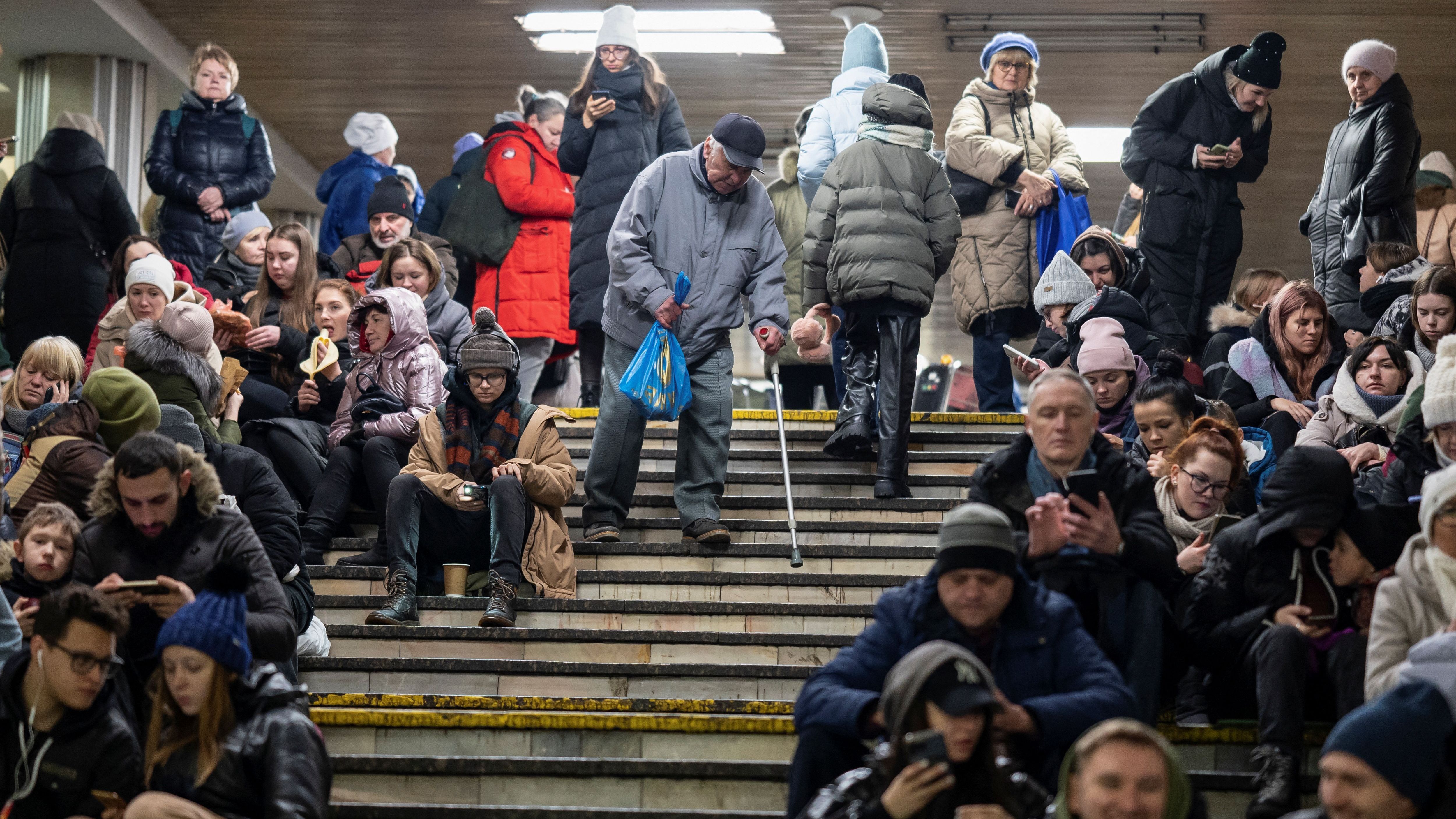 Dezember 2022: Für die Bevölkerung in der Hauptstadt Kiew werden die U-Bahnhöfe zu einem wichtigen Schutzraum vor den russischen Luftangriffen - Menschen lebten dort für mehrere Wochen.