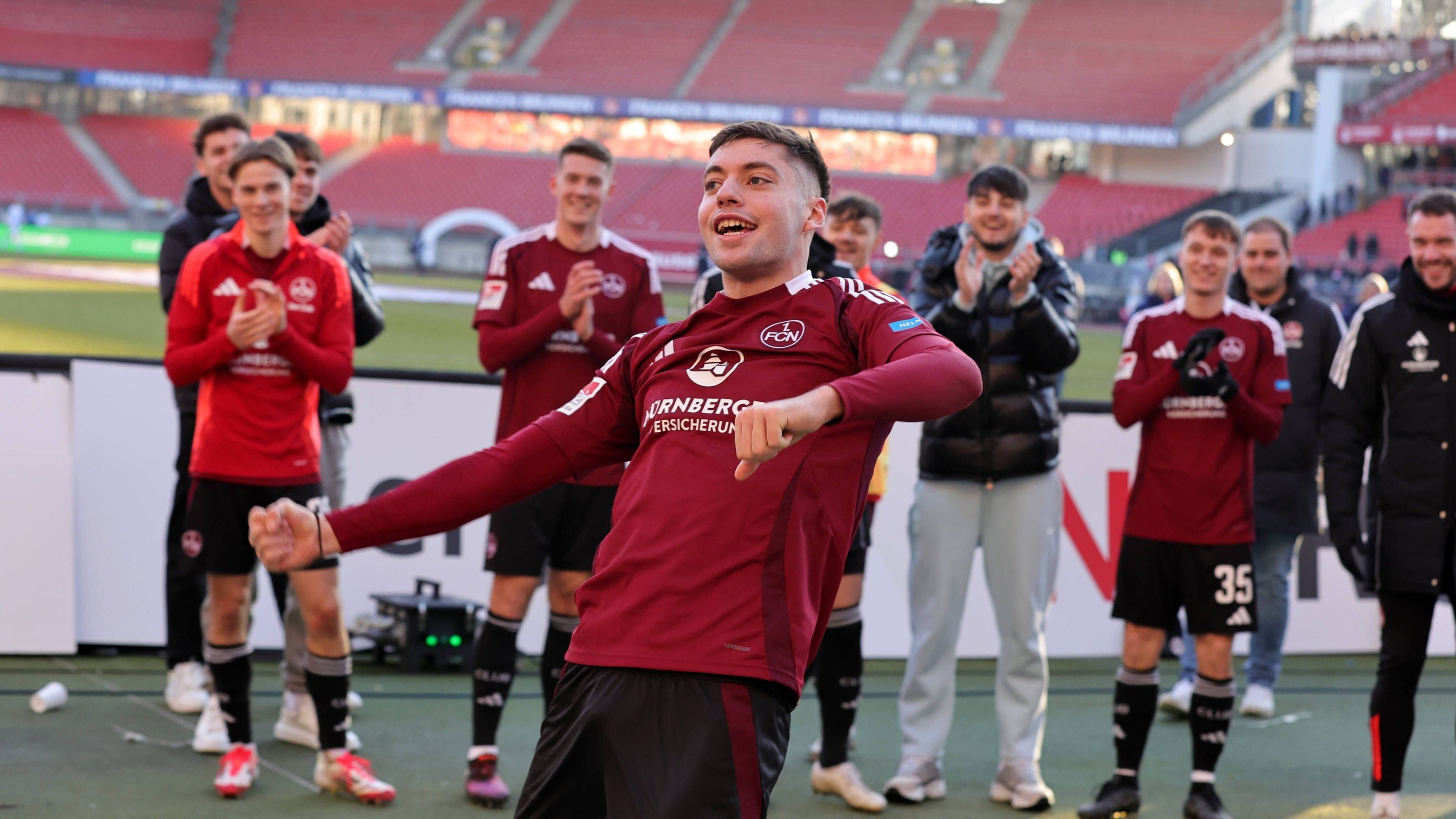 <strong>Stefanos Tzimas (1. FC Nürnberg)</strong><br>Schließt Eintracht Frankfurt die Lücke durch den Abgang von Omar Marmoush mit einem Zweitligaprofi? Wie "Sky" berichtet, interessieren sich die Hessen für Stefanos Tzimas vom 1. FC Nürnberg. Allerdings sei der 19 Jahre alte Grieche erst für den Sommer ein Kandidat. Tzimas ist bis Saisonende von PAOK Saloniki nach Nürnberg verliehen, der "Club" hat allerdings eine Kaufoption.