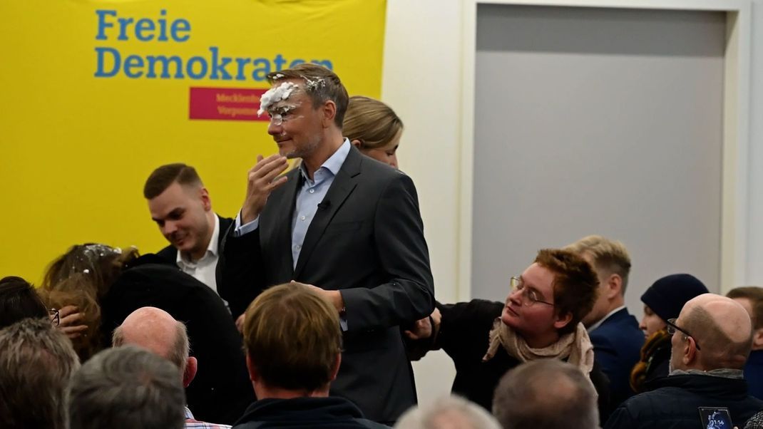 Der FDP-Vorsitzende Christian Lindner war von einer jungen Frau mit Schaum beworfen worden. Sie traf den früheren Finanzminister dabei direkt ins Gesicht. Nach dem Vorfall setzte er seine Rede fort. 