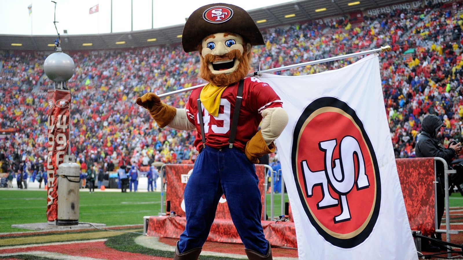 
                <strong>San Francisco 49ers: Sourdough Sam</strong><br>
                Sourdough Sam erinnert an die Zeit des Goldrausches in Kalifornien. Er ist einer dieser Glücksritter, die 1849 an die Westküste reisten, um reich zu werden. Reich wurde Sam nicht, sein Glück hat er bei den 49ers dennoch gefunden. 
              
