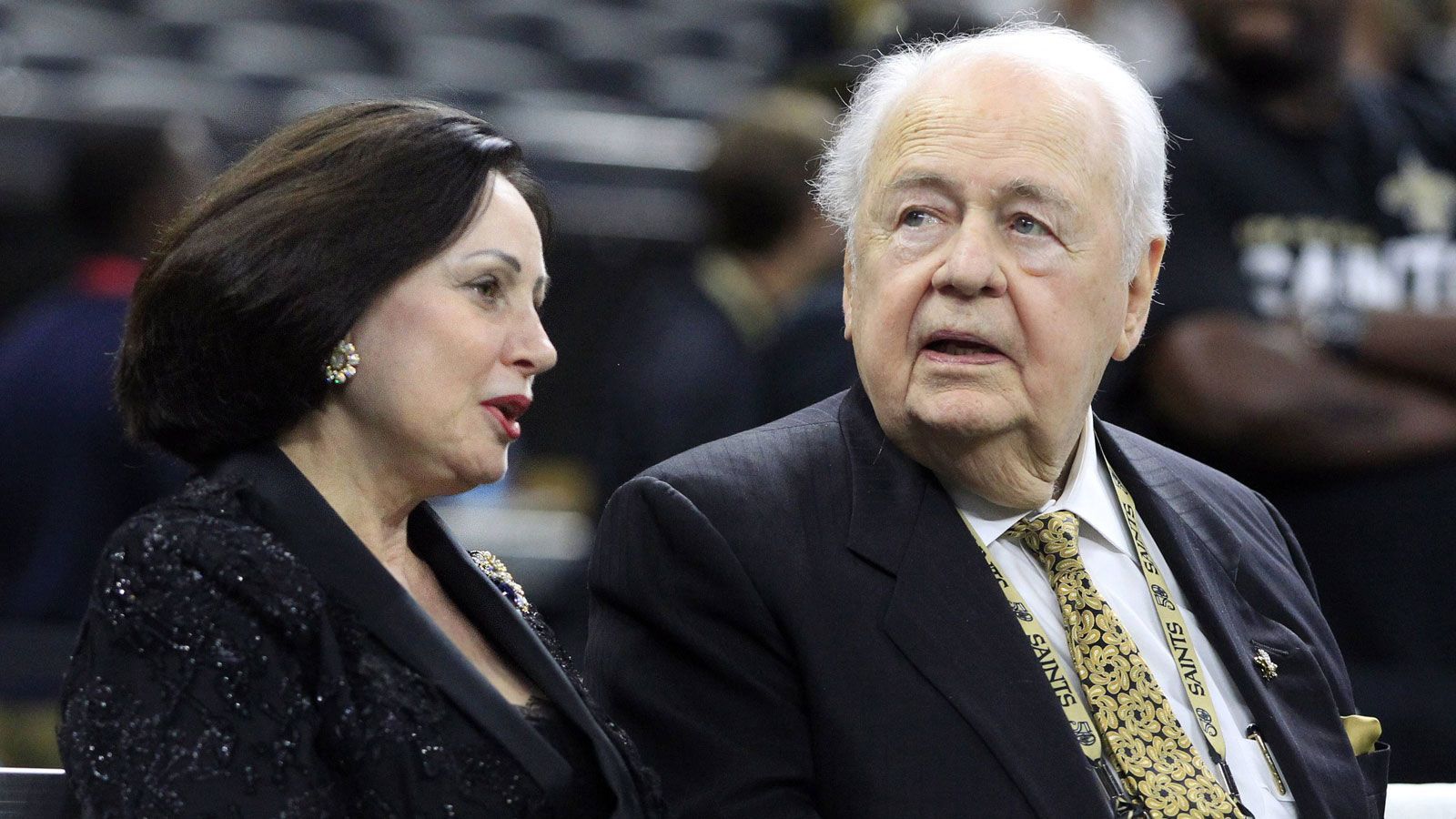 <strong>New Orleans Saints - Gayle Benson</strong><br>
                Gayle Benson ist die Frau des langjährigen Saints-Owners Tom Benson, der im März 2018 im Alter von 90 Jahren verstarb. Benson kaufte die Saints im Jahr 1985, als er erfuhr, dass verschiedene Parteien einen Franchise-Umzug nach Jacksonville planten.