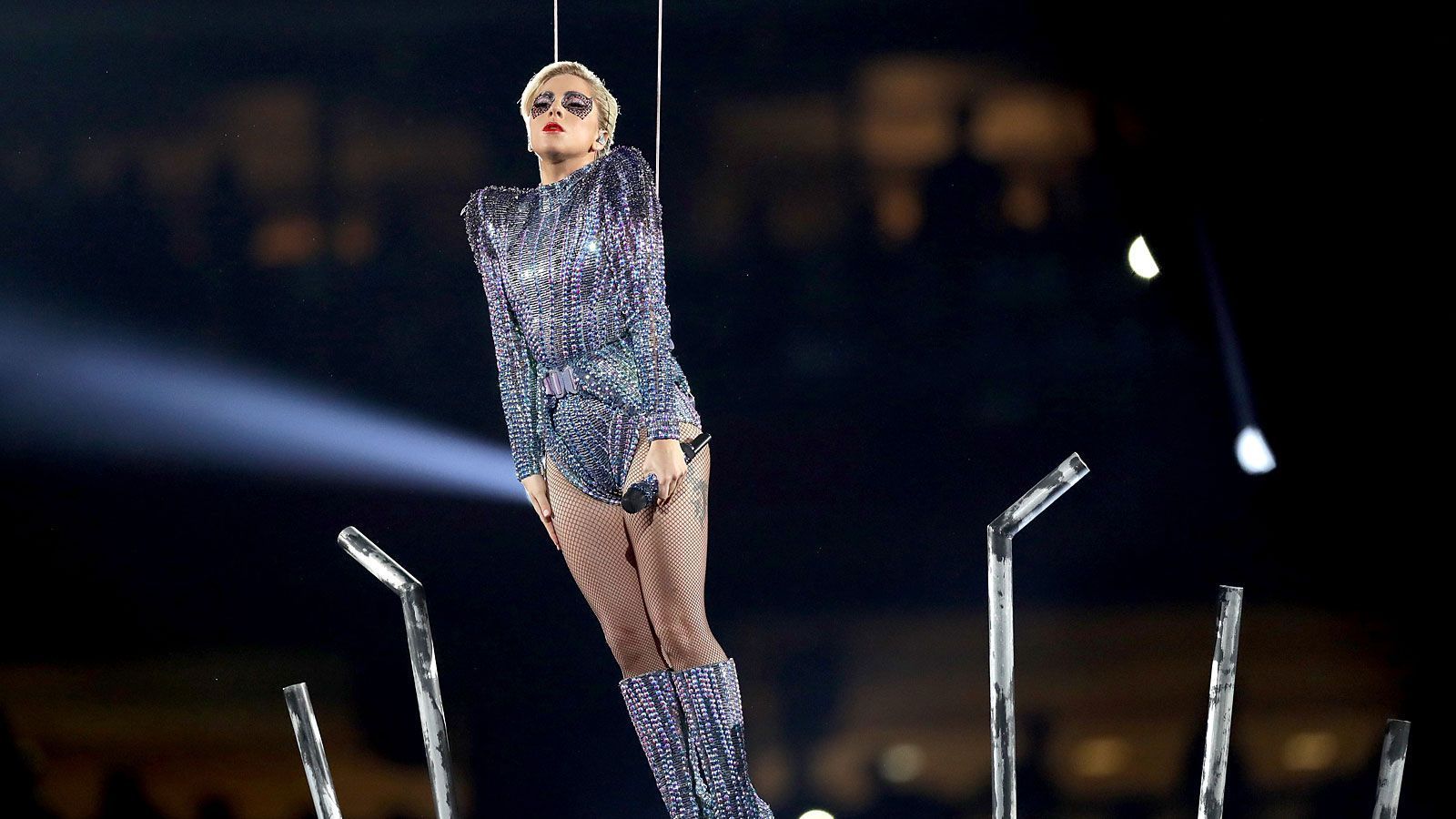 <strong>2017: Lady Gaga</strong><br>
                Nachdem Lady Gaga ein Jahr zuvor bereits die Nationalhymne vor dem Super Bowl gesungen hatte, wird sie 2017 für die Halftime Show auserwählt. Sie beginnt ihre Darbietung auf dem Stadiondach, singt eine Kombination aus "God Bless America" und "This Land Is Your Land", bevor sie an Seilen heruntergelassen wird.
