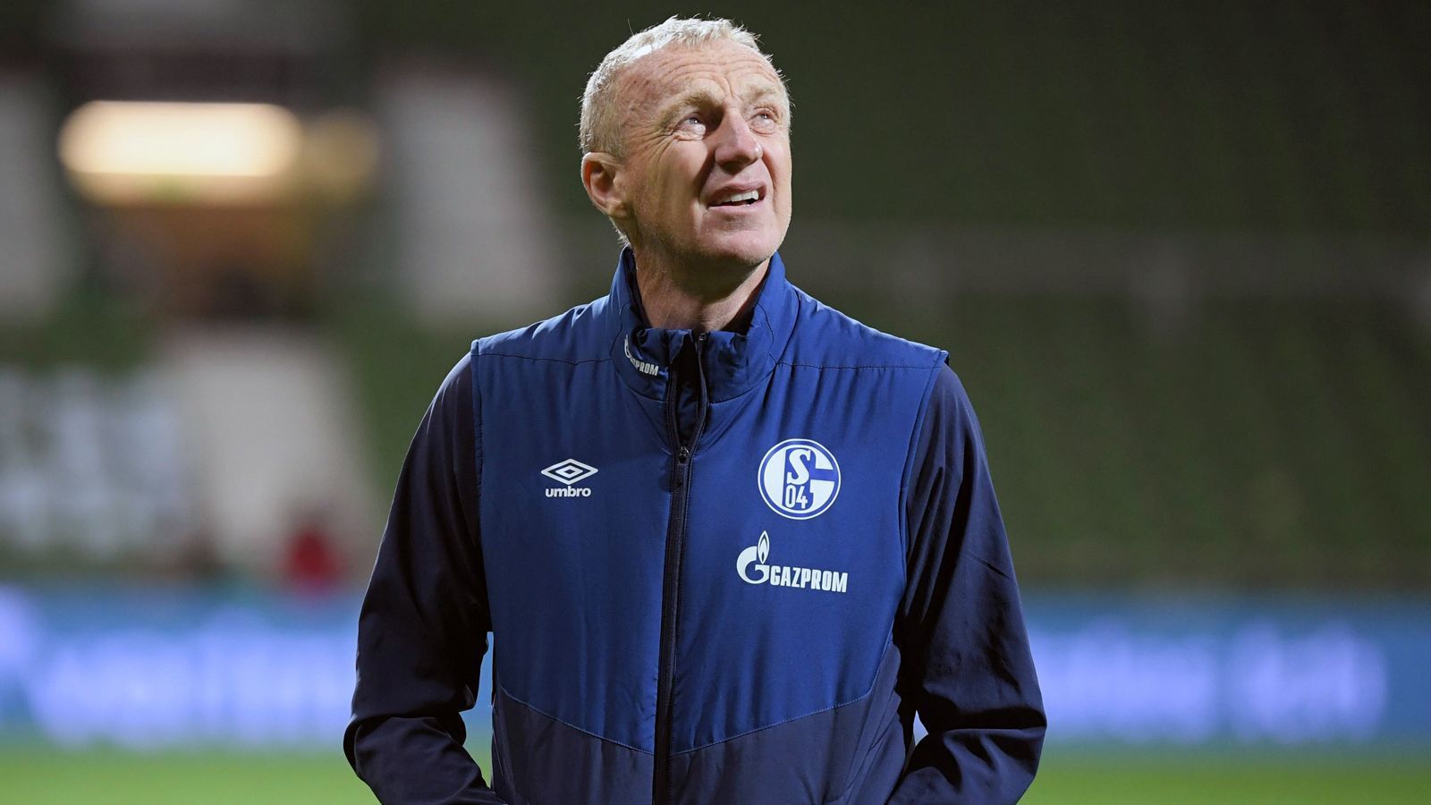 
                <strong>FC Schalke 04: Chefscout Seppo Eichkorn</strong><br>
                Seppo Eichkorn galt jahrelang als loyaler Assistent von Felix Magath. Das Duo gewann gemeinsam drei Meistertitel, zwei mit den Bayern und einen 2009 mit Wolfsburg. Unmittelbar danach nahm Magath Eichkorn mit auf Schalke, wo der 63-Jährige auch nach dem Aus seines langjährigen Chefs blieb. Eichkorn arbeitete unter Magaths Nachfolgern weiterhin als Assistent und stieg 2013 zum Chefscout der Gelsenkirchener auf, diese Rolle hat er bis heute inne. Unter Ex-Coach Domenico Tedesco kehrte Eichkorn sogar noch einmal für einige Spiele als Co-Trainer zurück auf die Bank von S04.
              