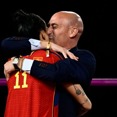 Luis Rubiales küsst Jennifer Hermoso bei der Siegerehrung der Fußball-WM der Frauen.