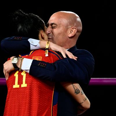 Luis Rubiales küsst Jennifer Hermoso bei der Siegerehrung der Fußball-WM der Frauen.