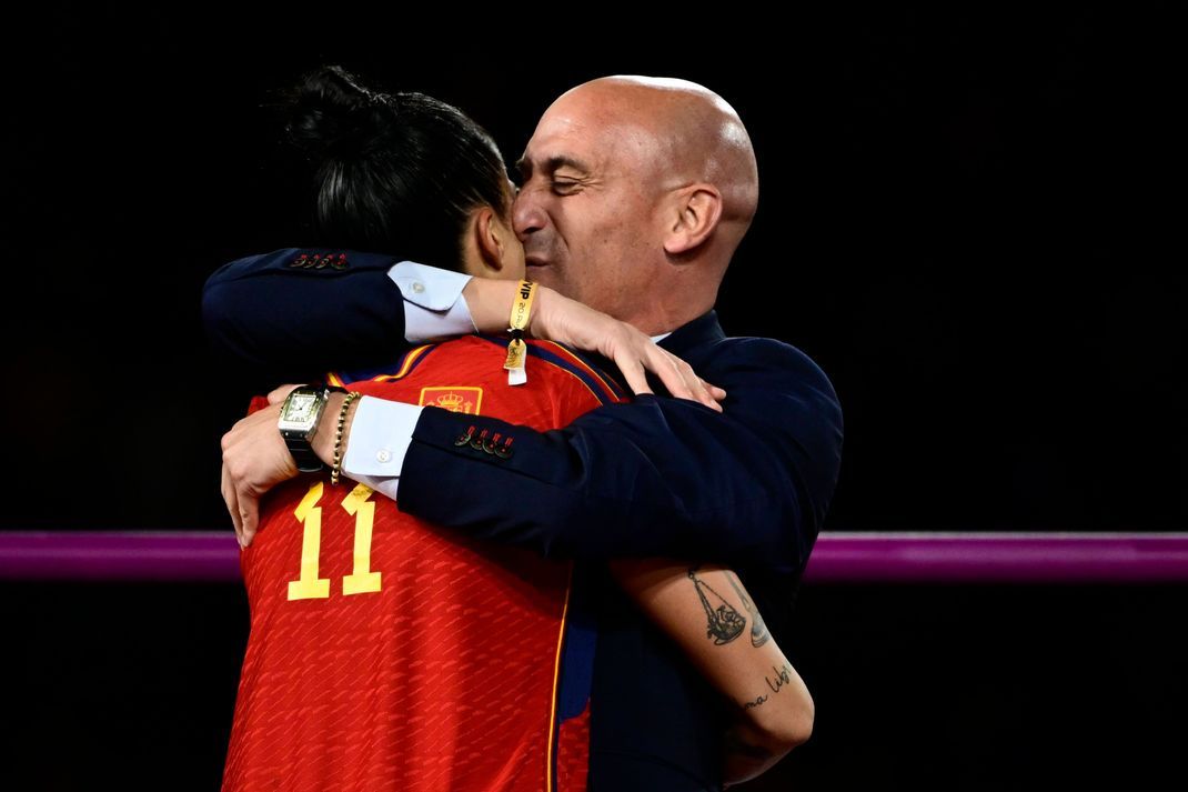Luis Rubiales küsst Jennifer Hermoso bei der Siegerehrung der Fußball-WM der Frauen.