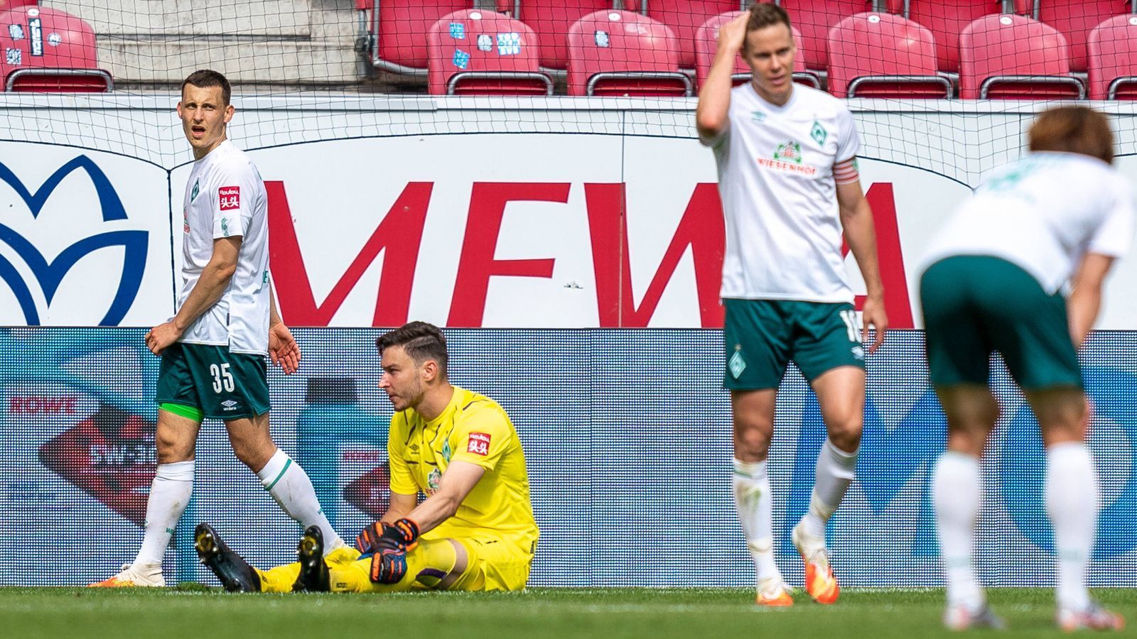 
                <strong>Die Ausgangssituation</strong><br>
                Heißt: Gewinnt Fortuna am letzten Spieltag bei Union Berlin (ab 15:30 Uhr im Liveticker auf ran.de), können die Bremer machen, was sie wollen, dann würde auch ein Sieg gegen den 1. FC Köln (ab 15:30 Uhr im Liveticker auf ran.de) nicht mehr reichen. Spielt die Fortuna unentschieden, müsste Werder mit mindestens vier Toren Unterschied gewinnen.
              