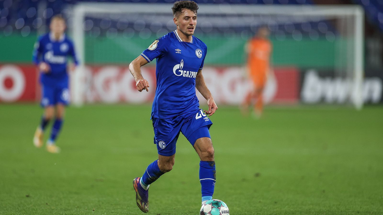 
                <strong>Alessandro Schöpf (FC Schalke 04)</strong><br>
                In einer ähnlichen, aber finanziell noch angespannteren Situation befindet sich Schalke 04. Alessandro Schöpf konnte die Erwartungen nach seinem Wechsel aus Nürnberg 2016 nie so richtig erfüllen, wurde auf den verschiedensten Positionen aufgestellt und galt lange Zeit eher als gute Alternative. Schalke muss sparen und dürfte bei Spielern mit einem solchen Status beginnen. Ohnehin ist aber fraglich, welcher Spieler aktuell überhaupt ein neues Angebot annehmen würde. 
              