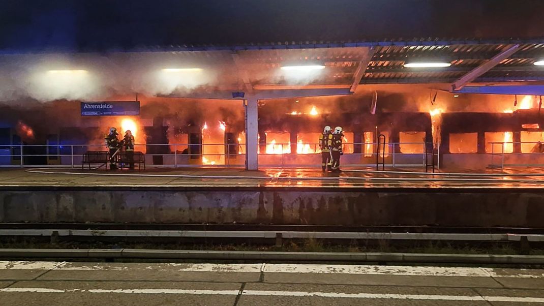 2. November 2024, Berlin: Einsatzkräfte der Feuerwehr löschen den Brand eines Zuges im S-Bahnhof Ahrensfelde.