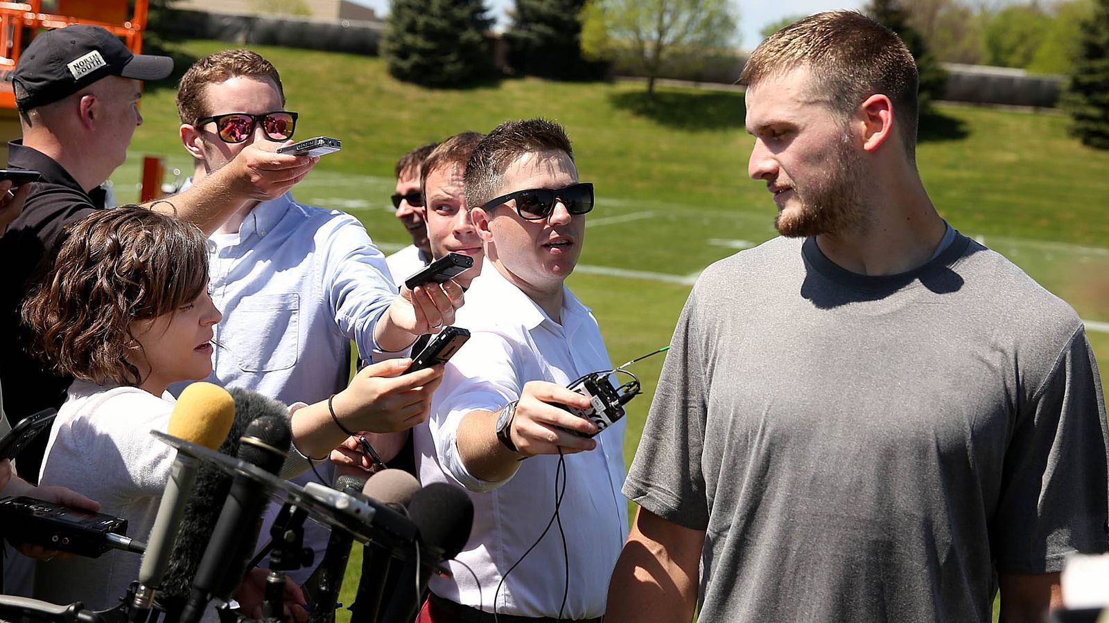 
                <strong>Fazit zu Moritz Böhringers Chancen</strong><br>
                Mit Eifert ist also die Top-Lösung auf der Position weggefallen. Damit wird automatisch ein Roster Spot frei. 2019 schafften es vier Tight Ends (Eifert, Uzomah, Carter und Sample) direkt in den Kader, später rutschten aus Verletzungsgründen zwei aus dem Practice Squad nach. Darauf muss Böhringer wohl ebenfalls hoffen, denn ein direkter Sprung in den 53-Mann-Kader wäre schon eine große Überraschung. Uzomah und Carter sollten gesetzt sein. Und auch die übrigen Konkurrenten um Sample haben bereits mehr Erfahrung auf dem Niveau gesammelt, dazu ist Rookie Wilcox nicht zu unterschätzen. Für "MoBo" sollte das Ziel sein, zumindest einen Konkurrenten auszustechen und sich als Pratice-Squad-Mitglied die Chance auf eine spätere Aufnahme in den Kader offen zu halten.
              