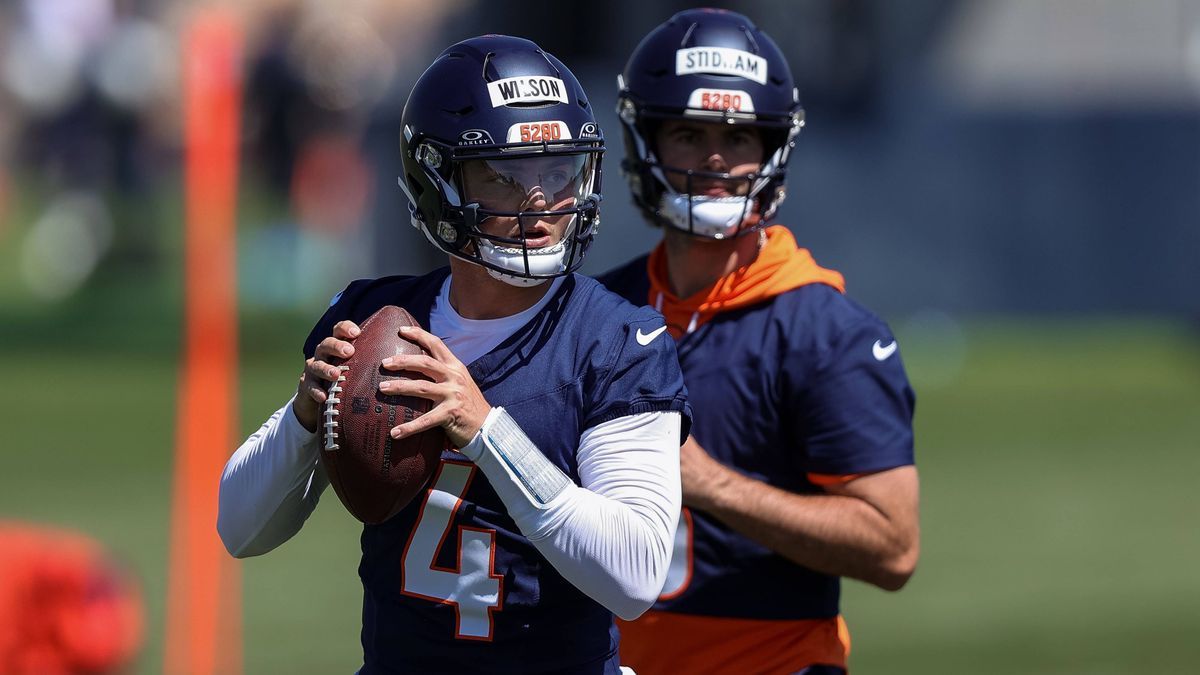 NFL, American Football Herren, USA Denver Broncos OTA May 23, 2024; Englewood, CO, USA; Denver Broncos quarterback Zach Wilson (4) and quarterback Jarrett Stidham (8) during organized team activiti...