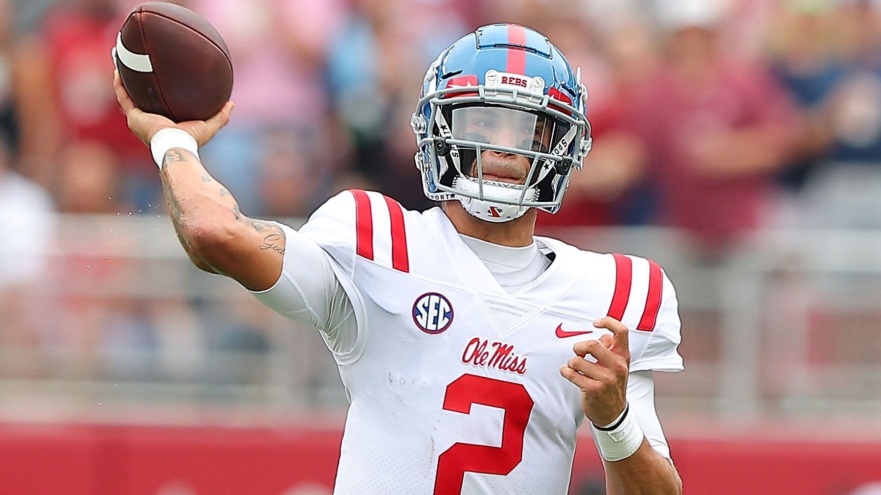 
                <strong>Matt Corral (Ole Miss Rebels)</strong><br>
                Wer einen Dual-Threat-Quarterback sucht, könnte in Corral seinen Spielmacher der Zukunft finden. Der 23-Jährige legte in den vergangenen beiden Spielzeiten über 1.000 Yards am Boden zurück und erlief in diesem Zeitraum 15 Touchdowns. Darüber hinaus hat er in seinem zweiten Jahr als Starter auch sein Turnover-Problem in den Griff bekommen, die Zahl der Interceptions verringerte sich von 20 (2020) auf fünf in der abgelaufenen Runde. Neben dem Laufspiel liegen seine Stärken in der Schnelligkeit - sowohl auf den Beinen als auch in der Entscheidungsfindung. Zudem verfügt er über einen präzisen Arm, muss seinen Körper bei Laufversuchen allerdings besser schützen. Auch er könnte in der ersten Runde ein Team finden, derzeit laboriert er noch an einer Knöchelverletzung.
              