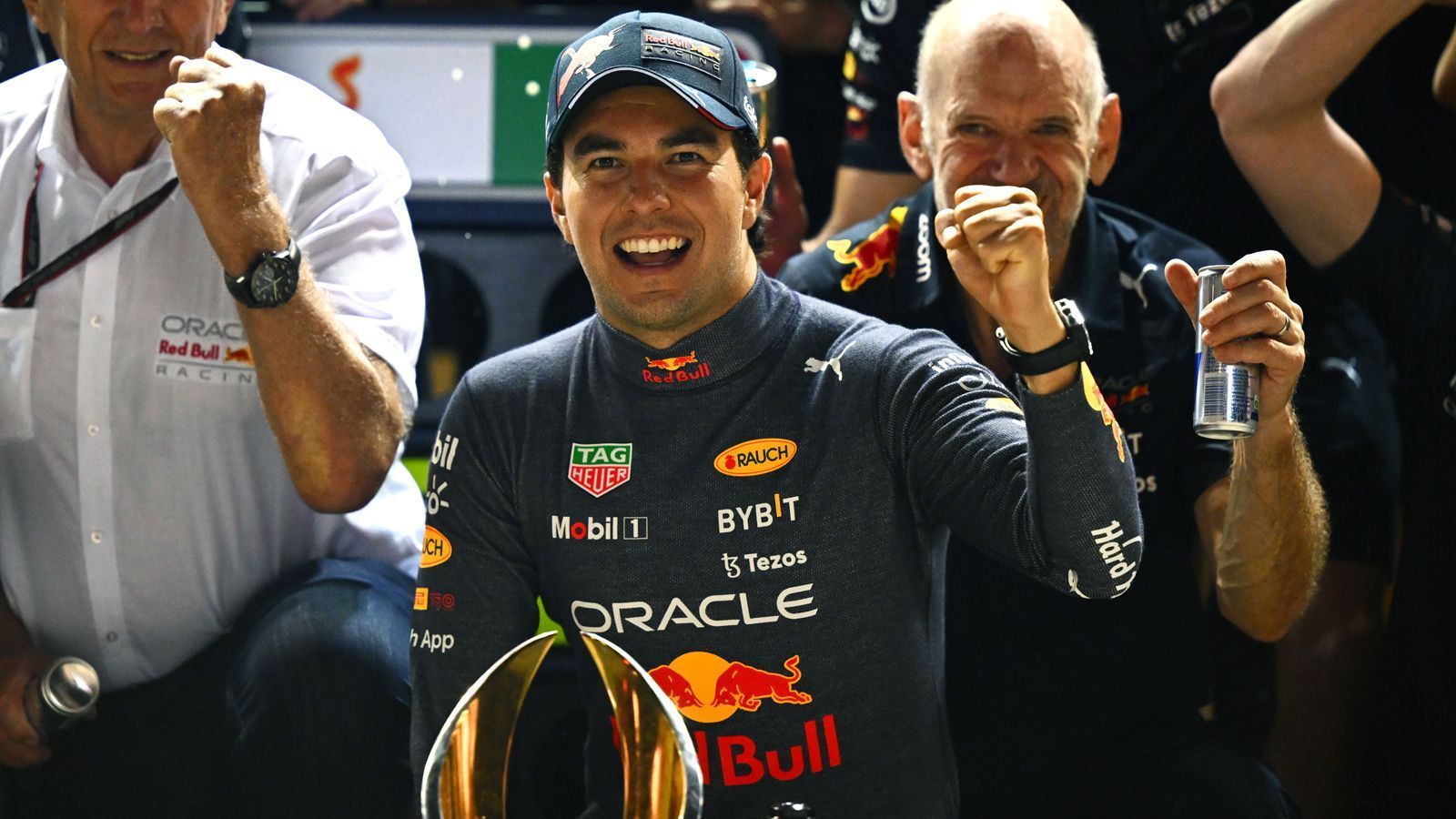 
                <strong>Gewinner: Sergio Perez (Red Bull Racing)</strong><br>
                Als Zweiter ins Rennen gestartet, holte der Mexikaner Sergio Perez am Ende den Sieg in Singapur. "Das war meine beste Leistung. Ich habe alles für den Sieg gegeben", sagte der 32-Jährige zu seinem zweiten Saison-Erfolg, den Perez trotz einer letztlich verhängten Fünf-Sekunden-Strafe behalten konnte. Die Strafe bekam Perez aufgebrummt, weil er gleich zwei Mal den vorgeschriebenen Abstand zum Safety Car nicht einhielt. Er hatte 7,5 Sekunden Vorsprung auf Ferrari-Pilot Charles Leclerc und so wurde die Zeitstrafe nicht zum Problem für Perez. 
              