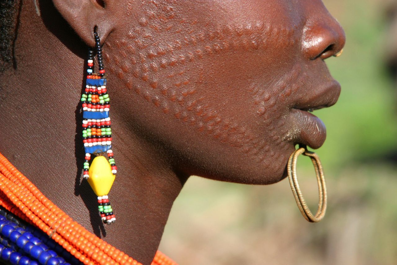 Skarifizierungen sind bei vielen afrikanischen Stämmen beliebt. Sie symbolisieren den Familienstand und den Status einer Frau. 