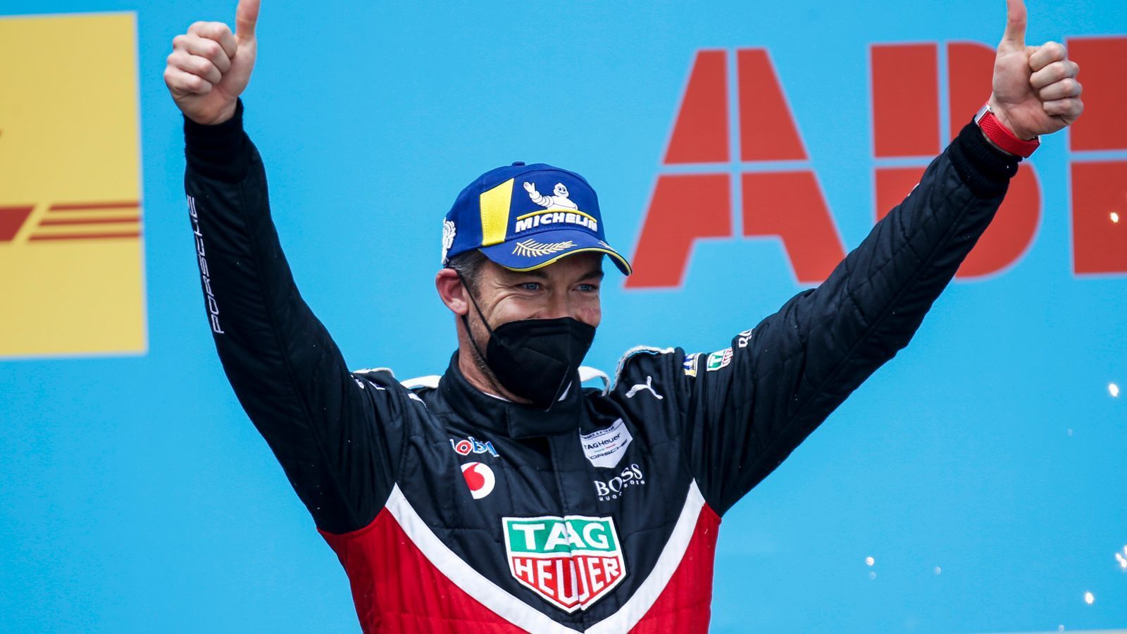 
                <strong>Gewinner: Andre Lotterer</strong><br>
                Wenn der eigene Teamkollege in vier von fünf Rennen gepunktet hat und man selbst vor allem nur durch Kollisionen und Fehler auf sich aufmerksam gemacht hat, läuft etwas falsch. Andre Lotterer hat zwar oft genug angedeutet, dass er mit seinem Porsche vorne mitmischen kann, für Punkte reichte es aber nicht - bis zum sechsten Saisonrennen in Valencia. Da schrammte der Deutsche als Zweiter sogar nur knapp am Sieg vorbei. Reicht trotzdem, um den Auftritt des 39-Jährigen als Befreiungsschlag zu bezeichnen. "Das Rennen ist perfekt gelaufen", sagte er: "Wir waren von Anfang an auf einer guten Strategie und haben die Reifen gut gemanagt. Wir waren nah an Platz 1. Aber endlich haben wir mal Punkte geholt. Das tut gut!"
              