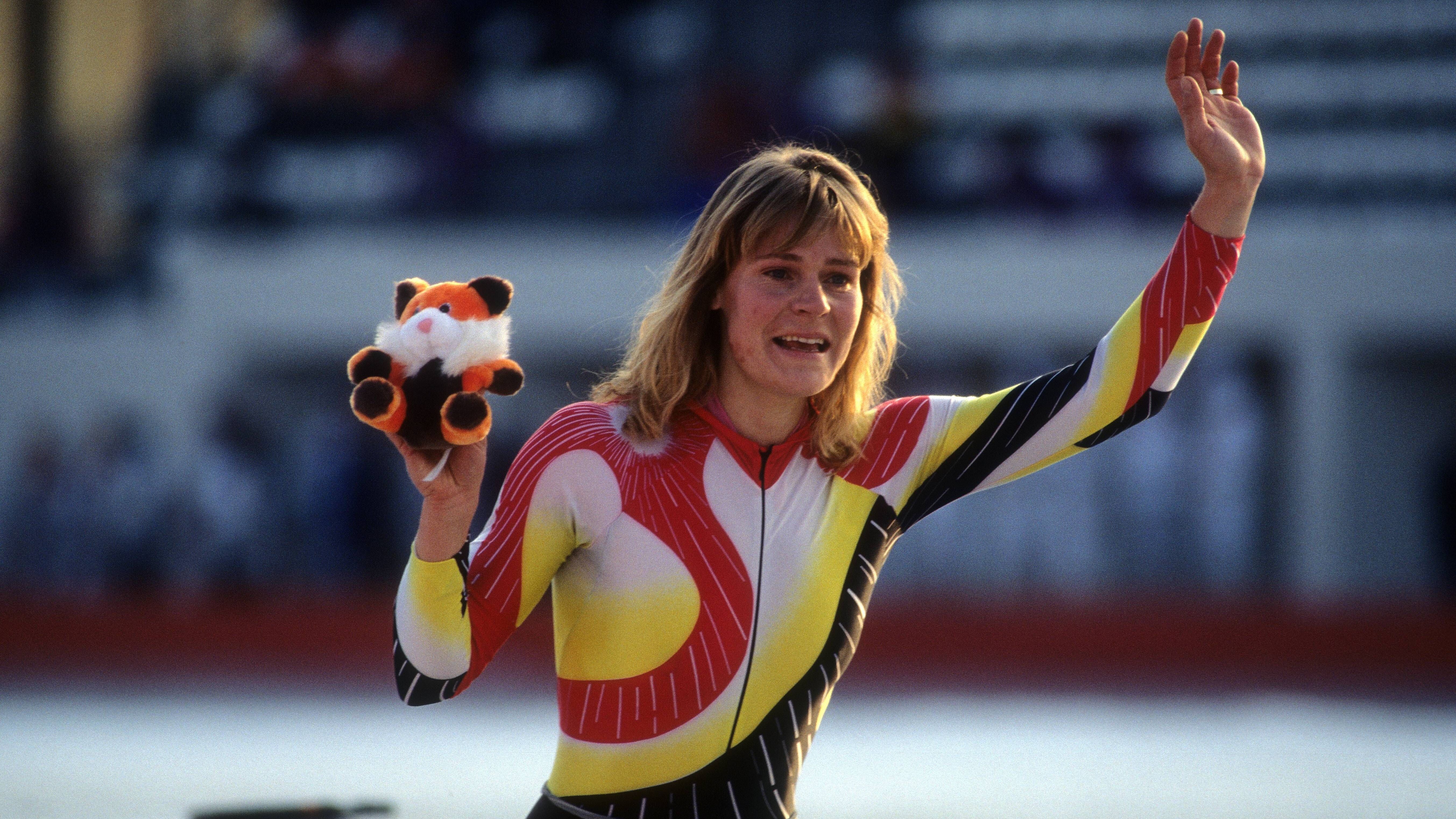 <strong>Goldenes Olympia</strong> <br>Aus deutscher Sicht sind die Olympischen Winterspiele ein voller Erfolg: Mit 26 Medaillen, darunter zehn goldenen, ist die nach der Einheit erstmals gesamtdeutsche Olympiamannschaft im Medaillenspiegel ganz vorne. Zu den erfolgreichsten Athleten gehörte Doppel-Olympiasiegerin Gunda Niemann (Eisschnelllauf).