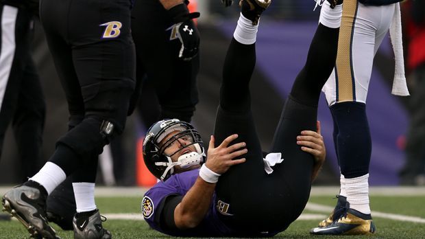 
                <strong>Baltimore Ravens</strong><br>
                Joe Flacco (Foto) ist die unumstrittene Nummer eins bei den Baltimore Ravens - und auch bei den Verdienern gehört er zu den Top Ten in der NFL. In der Preseason hat sich Backup Ryan Mallett bereits in Position gebracht, zum Zug kam er aber nur sporadisch bei aussichtslosen Rückstanden in den letzten Angriffsserien.
              