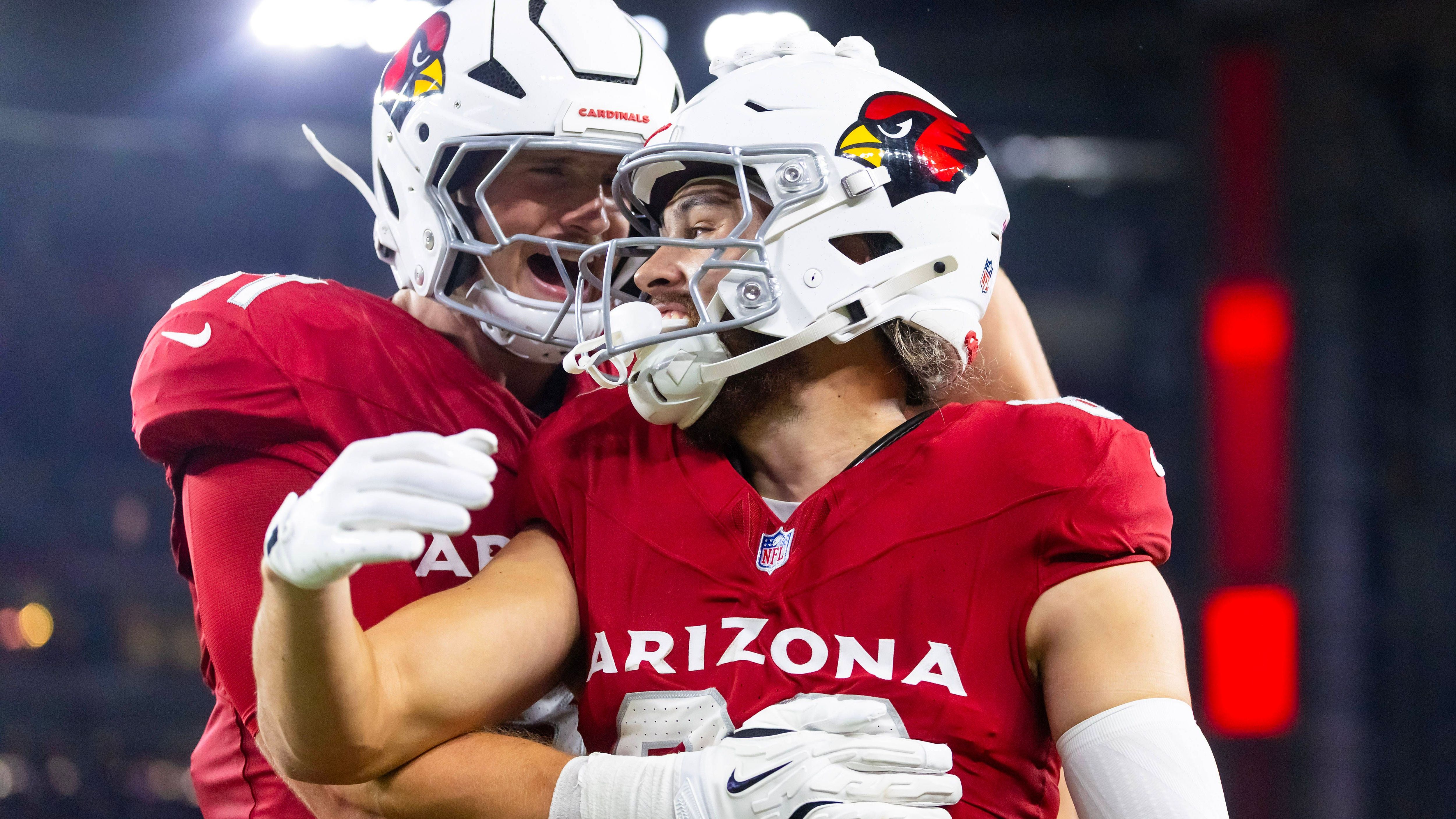 <strong>Arizona Cardinals</strong><br>Quarterback Kyler Murray leistete sich eine unnötige Interception in Week 1. Der Kader hat sich in dieser Offseason verbessert und sie zählen als Geheimfavorit auf den Titel in der NFC West. Aber alles steht und fällt mit der Disziplin, Leistung und Konstanz von Murray. Die hochgelobte Defense kassierte in jedem Preseason-Spiel einen frühen Touchdown. Insgesamt eine ernüchternde, aber keine schlechte Vorbereitung.<br><strong>Note: 3-</strong>