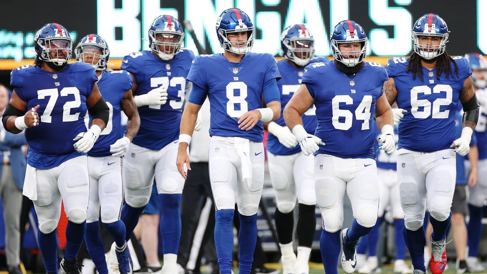 
                <strong>NFC East: New York Giants</strong><br>
                &#x2022; Head Coach: Brian Daboll<br>&#x2022; Quarterback: Daniel Jones (Nummer 8)<br>&#x2022; Platzierung nach Regular Season: 3. der NFC East (Division), Platz 6 in der NFC (Conference)<br>&#x2022; Stadion: MetLife Stadium (East Rutherford, New Jersey)<br>&#x2022; Gegründet: 1925<br>
              