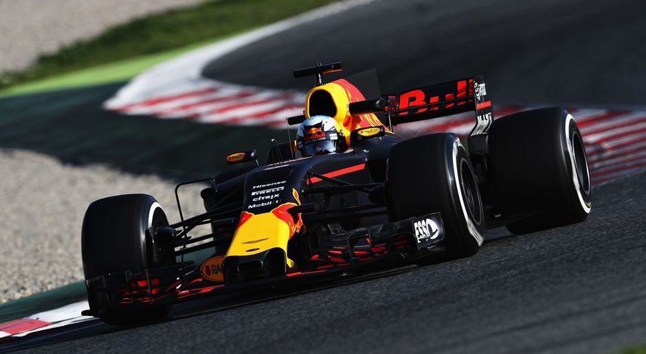 
                <strong>Red Bull RB13</strong><br>
                Das ist der neue RB13 von Red Bull, mit dem Daniel Ricciardo und Max Verstappen die Dominanz des Mercedes-Teams durchbrechen möchten. Wie in den vergangenen Jahren präsentiert sich das Auto in den typischen Red-Bull-Farben. Besonders auffällig beim neuen Gefährt: Die große Heckfinne, die auch bei den Autos der Konkurrenz 2017 zu finden ist, und das Atemloch vorne an der Nase des Autos. Im Netz wird der RB13 aufgrunddessen schon als "Handstaubsauger" bezeichnet.
              