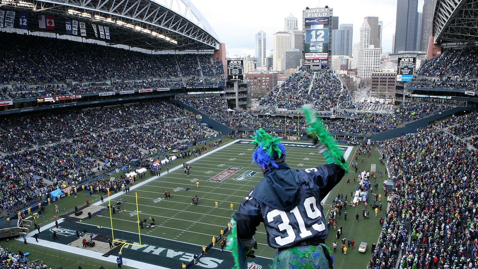 <strong>Stadionbesuch bei den Seattle Seahawks: 800 US-Dollar</strong> <br>Billigstes Ticket (vier Stück): 700 US-Dollar <br>Parkplatz: 40 US-Dollar <br>Bier (zwei Flaschen): 19 US-Dollar<br>Wasser (zwei Flaschen): 11 US-Dollar <br>Hot Dogs (vier Stück): 30 US-Dollar