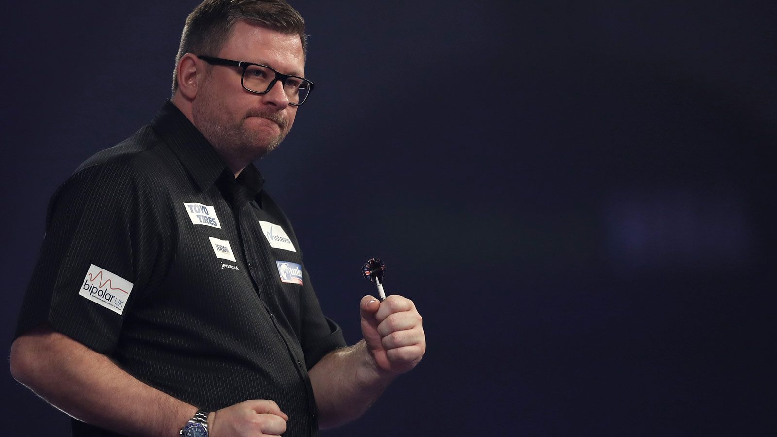 <strong>James Wade (England) - The Machine</strong><br>
                James Wade trug in seiner Karriere viele Spitznamen. Sein erster war 2006 "The Gladiator", nach einem Neun-Darter im selben Jahr hieß er 009. Im Dezember 2007 stimmten Fans für "Spectacular" als Anspielung auf die auch am Oche getragene Brille.&nbsp;Den Spitznamen "The Machine" hat James Wade aber mittlerweile seit 2008 behalten. Der führt unter anderem auf seine fast schon maschinenhafte Konstanz auf die Doppel-10 zurück - aber auch auf seinen alten Job als Automechaniker.
