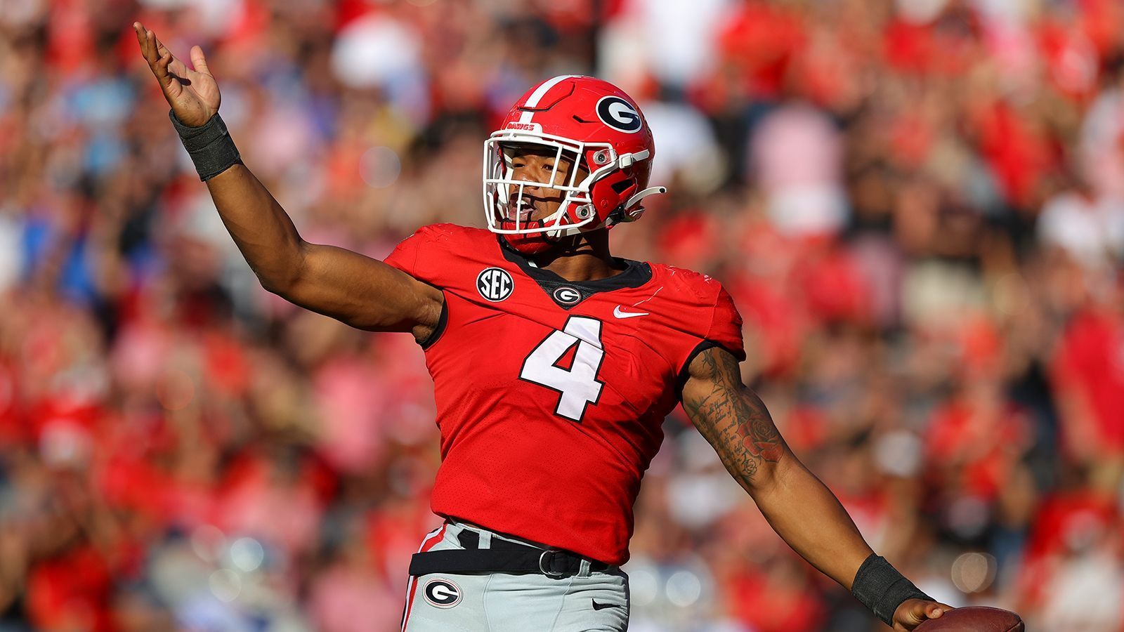 
                <strong>Platz 4: Nolan Smith (Georgia Bulldogs)</strong><br>
                Nolan Smith beeindruckte beim Combine mit seinen athletischen Fähigkeiten und reihte sich mit den Zahlen im 40-Yard Dash, Hoch- und Weit-Sprung in den historischen Top-Werten für seine Positionsgruppe ein. Allerdings ist Smith - vergleichsweise - sehr leicht und klein. Dementsprechend schwierig dürfte es für ihn in der NFL in der Laufverteidigung werden (obwohl er am College durchaus Physis und Stärke in diesem Bereich zeigte). Er punktet mit seiner Athletik, ist in der Lage um Offensive Tackles herumzufliegen, und kann kreativ als Pass Rusher eingesetzt werden. 
              