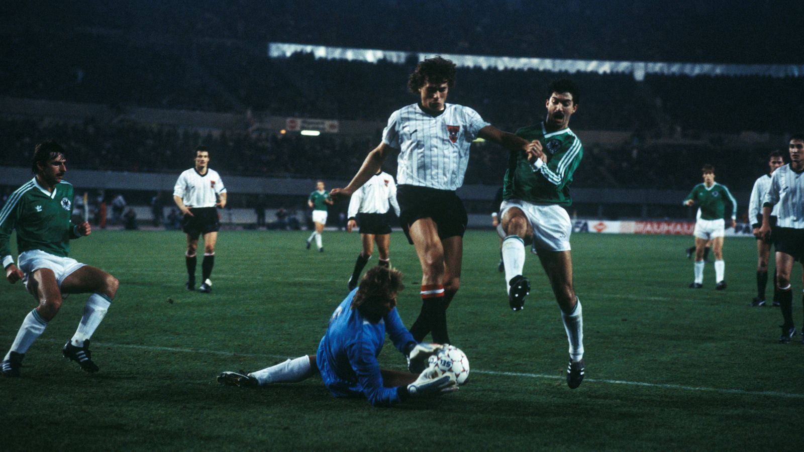 <strong>Neueröffnung Ernst-Happel-Stadion 1986</strong>
<br>Zur Neueröffnung des Ernst-Happel-Stadions nach Renovierungsarbeiten lud Österreich am 29. Oktober 1986 den großen Nachbarn ein und schickte ihn mit einer 4:1-Packung wieder nach Hause. Toni Polster (M.)  und Rainhard Kienast trafen doppelt, Rudi Völler erzielte den zwischenzeitlichen Ausgleich. Ein Abend zum Vergessen war es für Lothar Matthäus, der in dem Testspiel wegen Meckerns die Rote Karte sah.
