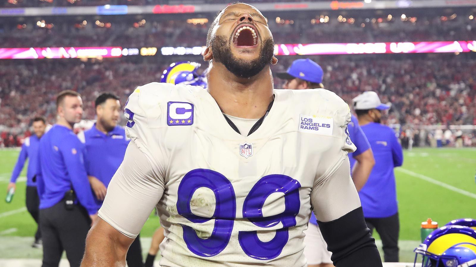 
                <strong>Aaron Donald - "The Terminator"</strong><br>
                Andrew Siciliano vom "NFL Network" erklärte Anfang Januar diesen Jahres, dass Head Coach Sean McVay einen ganz besonderen Spitznamen für seinen Star-Defensive-Tackle hat. McVay sagte in einem Interview, dass "The Terminator" bereit wäre. Zu Beginn seiner Karriere wurde er von seinen damaligen Coaches wohl auch "Ted" genannt. Diesen Namen erntete Donald aufgrund seiner Ähnlichkeit zur gleichnamigen Filmfigur.
              