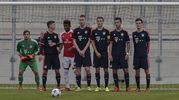 
                <strong>FCB U19</strong><br>
                FC Bayern: Die U19 des FC Bayern ist in jedem Jahr mit großen Erwartungen in die Youth League gestartet. Die erschreckende Bilanz: Kein einziges Mal schafften sie es, die Gruppenphase zu überstehen. 
              