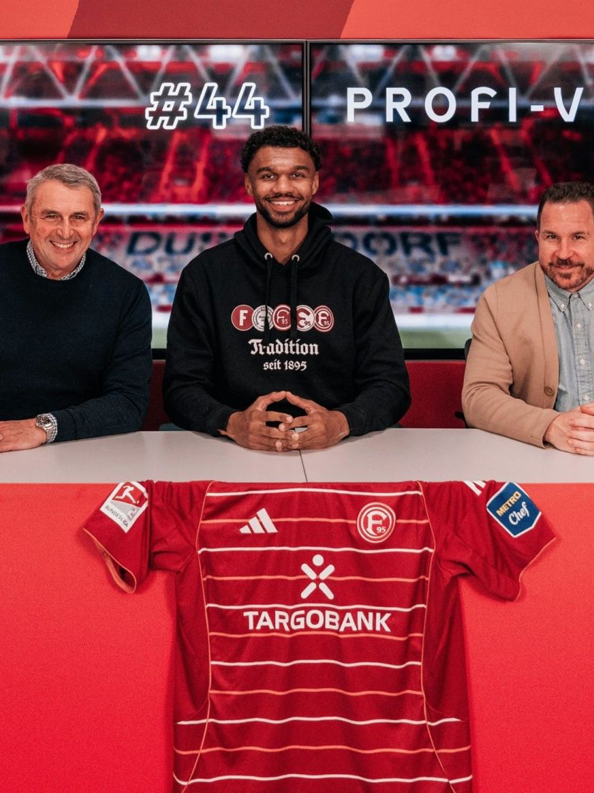 Glückliche Gesichter: Allofs, Egouli und Weber (v.l.)