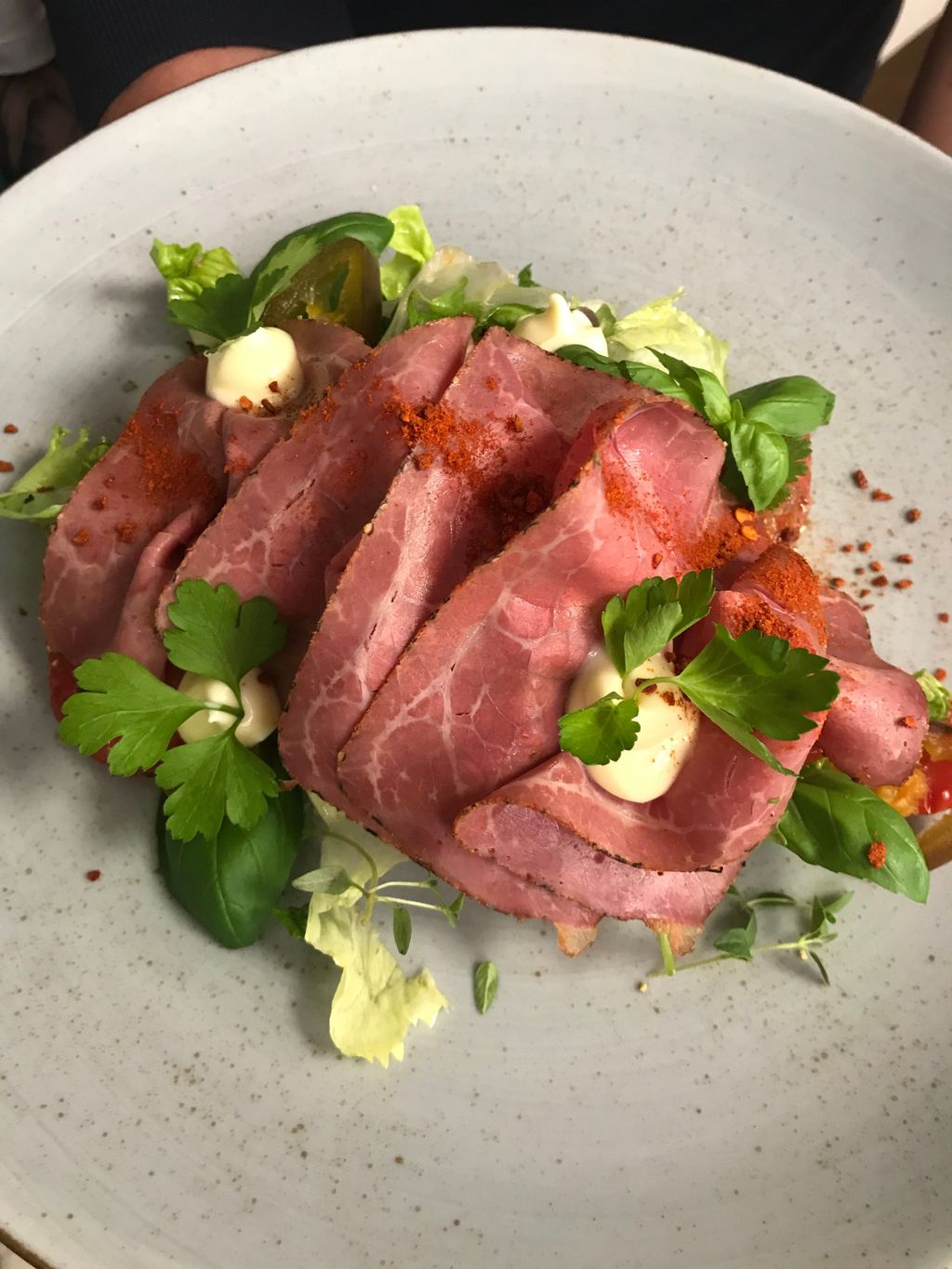 Geräuchert, gepökelt und gewürzt: Smørrebrød mit Pastrami