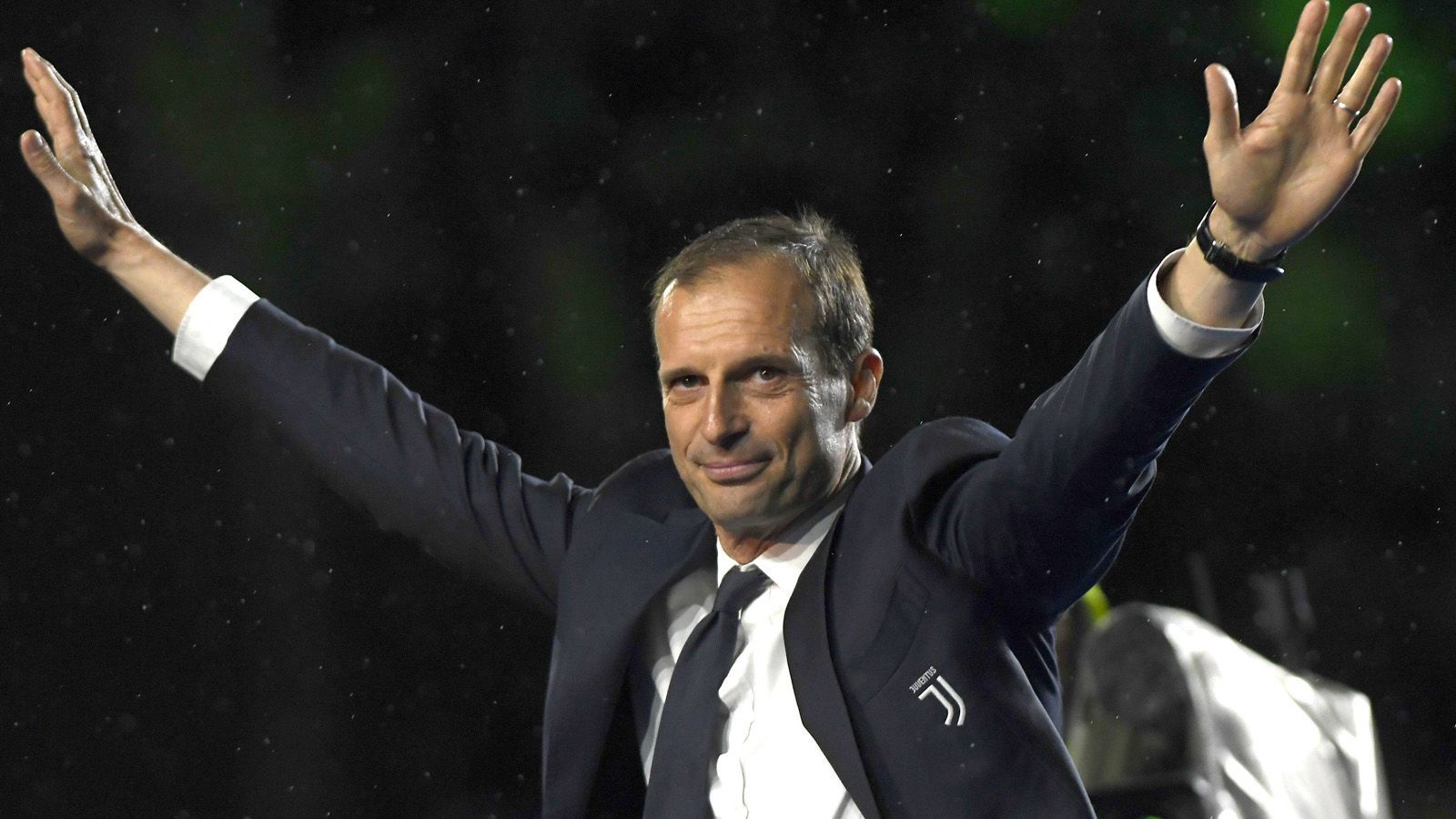 
                <strong>Platz 5: Massimiliano Allegri (vereinslos)</strong><br>
                Transferausgaben als Trainer: 1 Milliarde Euro für 87 Spielerbisherige Stationen: Juventus Turin, AC Mailand, Cagliari Calcio, US Sassuolo, Aglianese Calcio 1923, Calcio Lecco 1912, US Grosseto 1912, SPAL
              