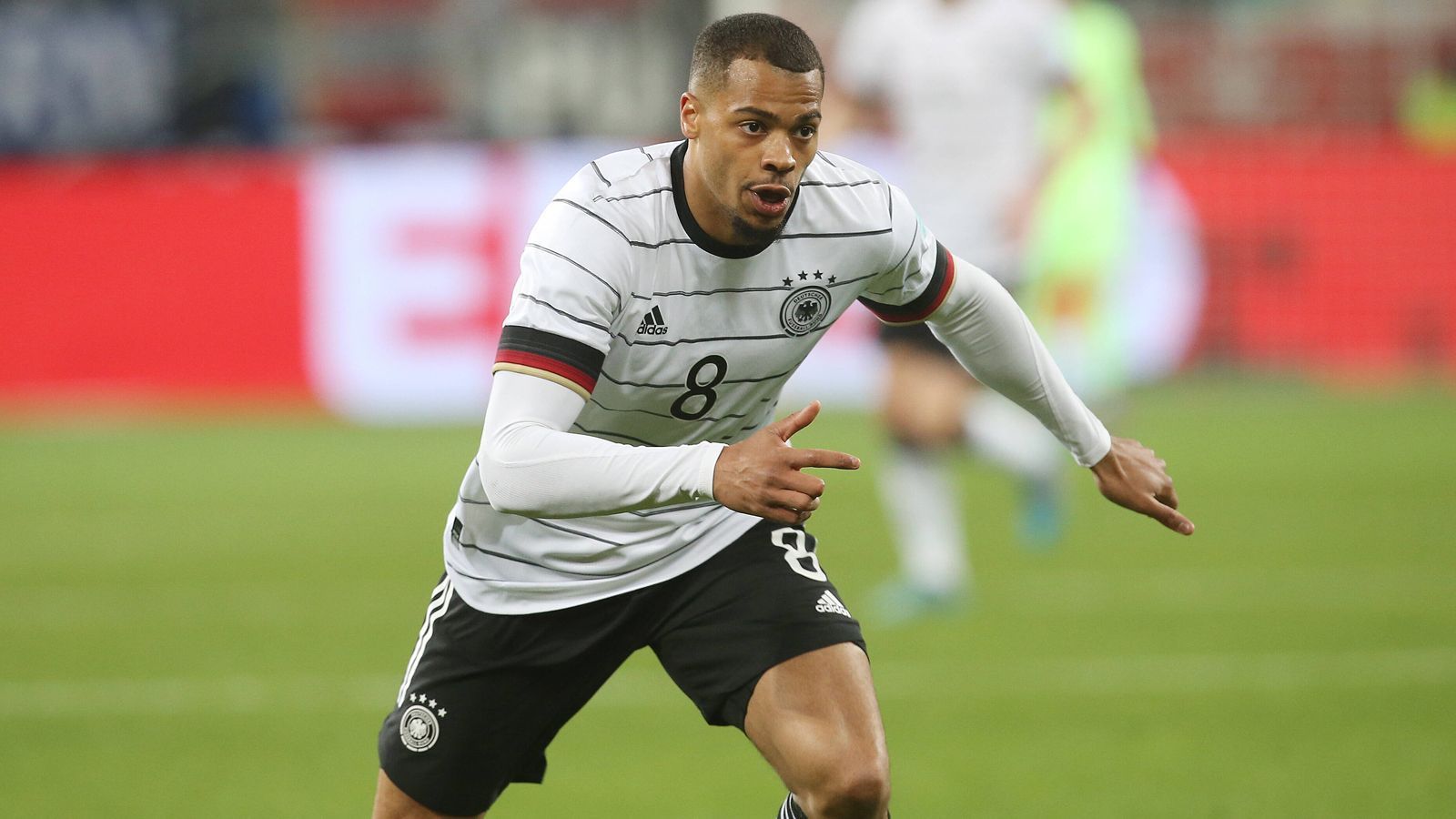 
                <strong>Lukas Nmecha (VfL Wolfsburg) </strong><br>
                Lukas Nmecha bringt genau das mit, was einen klassischen Mittelstürmer ausmacht: viel Power. Er ist physisch stark, kann Bälle festmachen und sucht im Strafraum schnell den Abschluss. Seit dieser Saison ist der 23-Jährige beim VfL Wolfsburg auch Stammspieler. Auch beim DFB hat der 1,85 Meter große Stürmer, der auch gut im Dribbling ist, bereits seine Ansätze gezeigt und kommt zumindest für die Zukunft in Frage. Vertraut ihm Flick aber auch die Gegenwart an? 
              