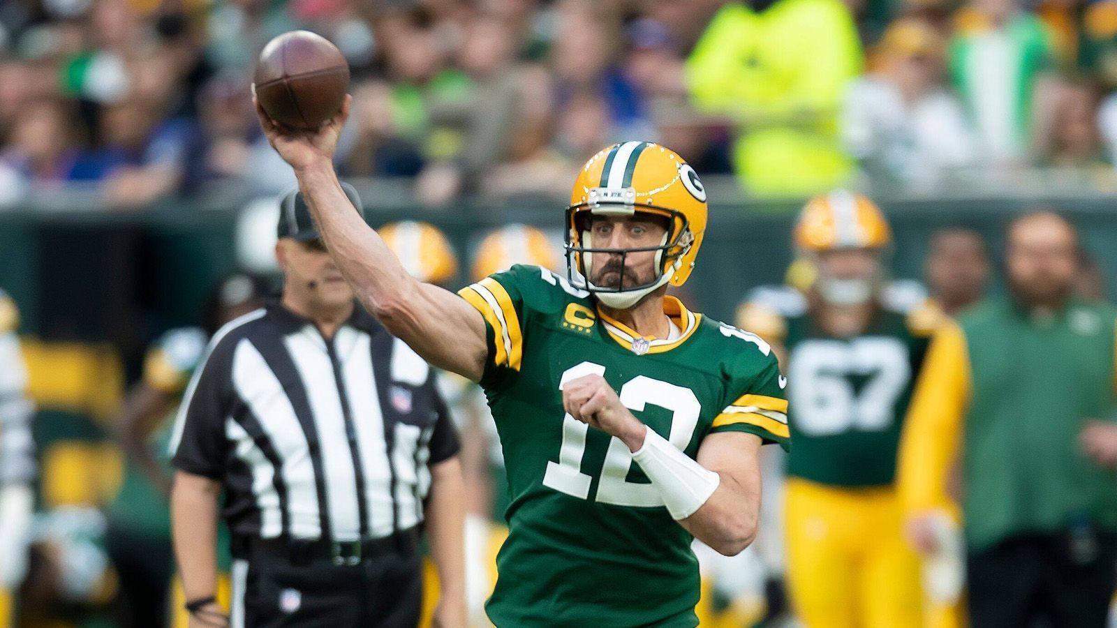 
                <strong>Aaron Rodgers im Club 500</strong><br>
                Aaron Rodgers wurde gegen die New England Patriots zum erst fünften Spieler der NFL-Geschichte, der 500 Passing Touchdowns verzeichnen konnte. Gleichzeitig steht am kommenden Wochenende eine Packers-Statistik auf dem Prüfstand: Seit 2018 haben die Packers nicht mehr zwei Spiele in Folge verloren.
              