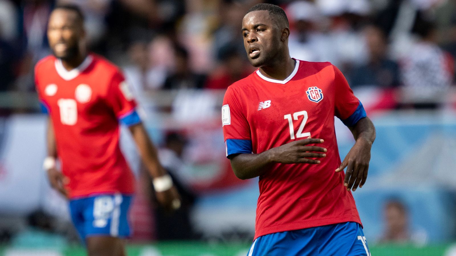 
                <strong>Offensives Mittelfeld: Joel Campbell</strong><br>
                Campbell ist neben Navas der Star Costa Ricas. Er spielte in Europa für zahlreiche Verein, war unter anderem für Arsenal, Betis Sevilla und Sporting Lissabon aktiv. Aktuell spielt der 30-jährige Rechtsaußen mit viel Zug zum Tor in Mexiko beim Club Leon FC. Wenn Costa Rica gefährlich kontert, hat Campbell meistens seine Füße im Spiel. In seinen insgesamt 121 Länderspielen erzielte er 25 Tore.
              