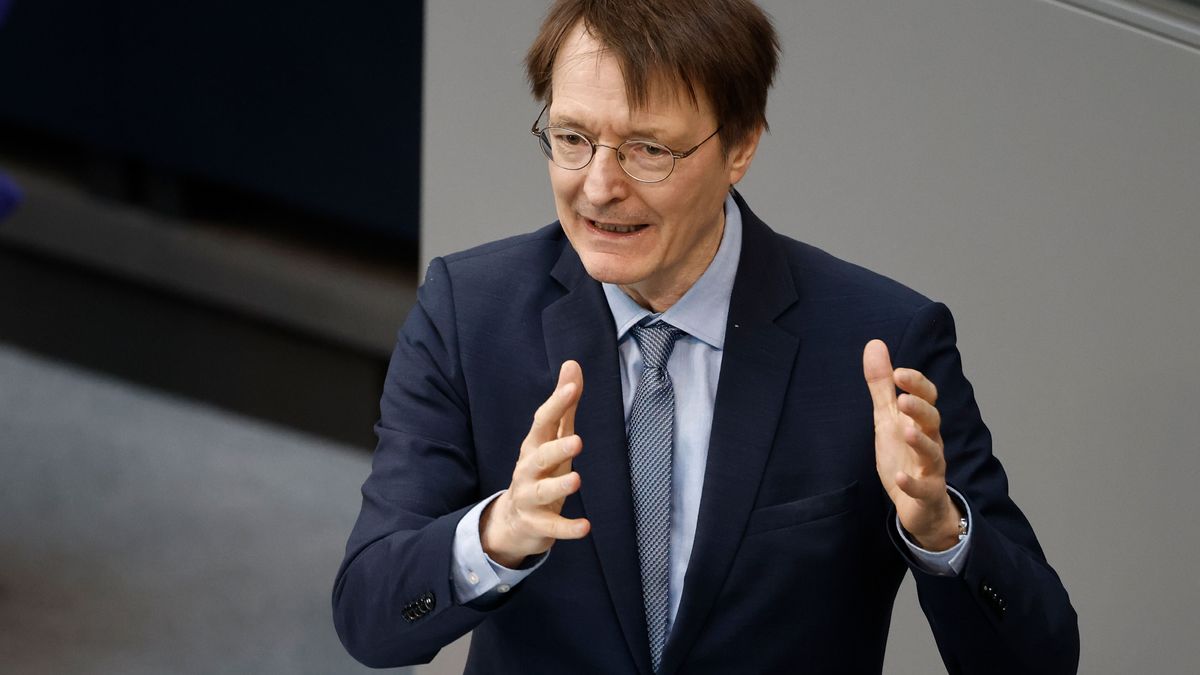 Gesundheitsminister Karl Lauterbach spricht im Bundestag.