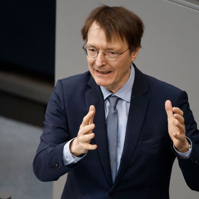 Gesundheitsminister Karl Lauterbach spricht im Bundestag.