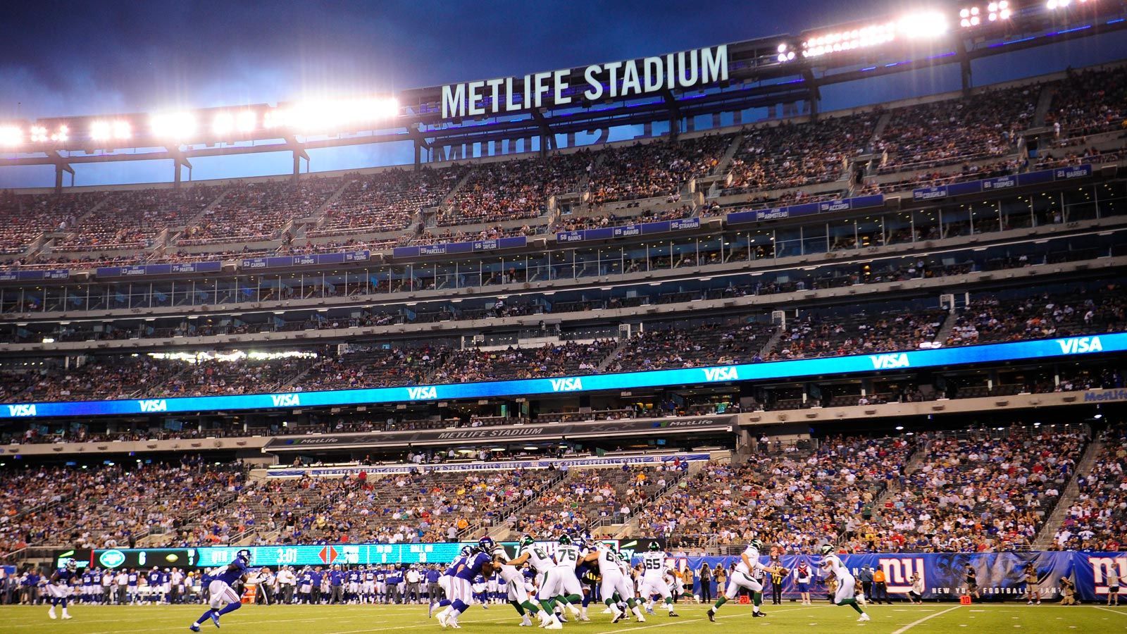 <strong>Das unbeliebteste Stadion: MetLife<br></strong>Sorry, liebe Jets und Giants-Fans. Der Rasen in der New Yorker Heimstätte wurde als ausschlaggebender Grund am häufigsten genannt. Das FedEx Field der Washington Commanders landet auf Platz zwei, da dort vieles nicht funktioniert. Platz drei geht an die Buffalo Bills und das Highmark Stadium. Knapp vor dem Lambeau Field der Green Bay Packers, da es dort super kalt sei.