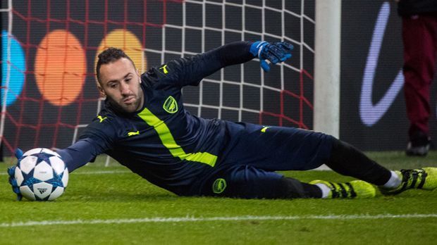 
                <strong>David Ospina (FC Arsenal)</strong><br>
                Seit drei Jahren versucht der Kolumbianer David Ospina beim FC Arsenal dauerhaft die Nummer 1 zu werden. Aktuell fristet der 28-Jährige, der 2015 von Nizza nach London kam, hinter Petr Cech ein Reservisten-Dasein. In der Vorsaison durfte Nationalkeeper Ospina zumindest in der Champions League alle Spiele bestreiten, ehe im Achtelfinale nach zwei 1:5-Klatschen gegen den FC Bayern Endstation war. Der Vertrag des "Gunners"-Backups läuft noch bis 2019. Ob er bis dahin die Nummer 1 bei Arsenal wird?
              