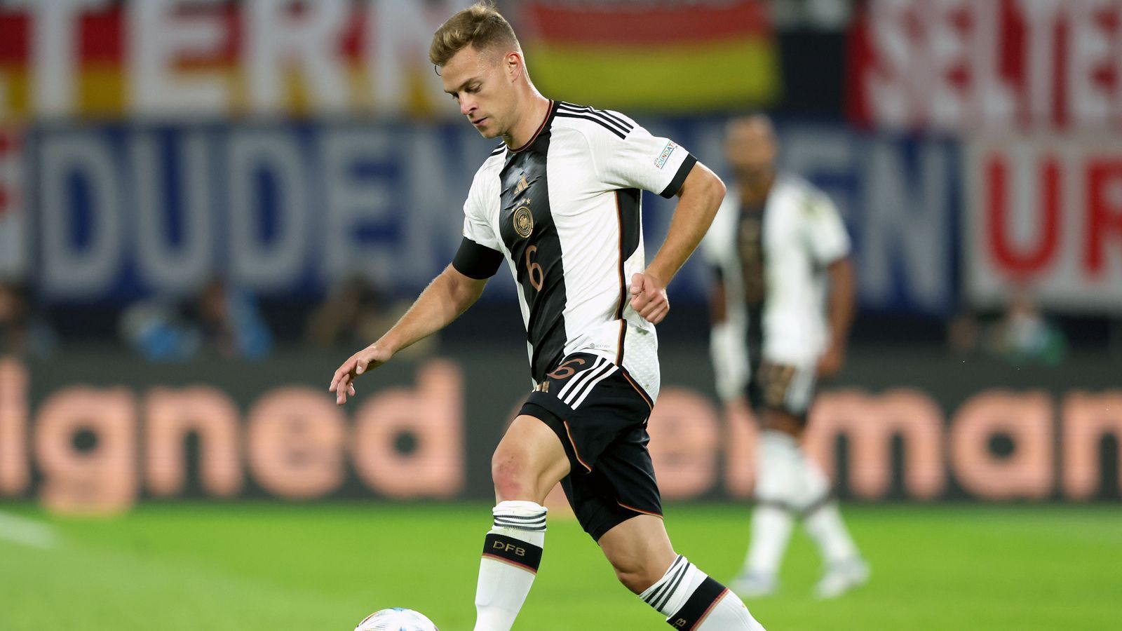 
                <strong>Joshua Kimmich</strong><br>
                Sehr aktiv im deutschen Mittelfeld, ist fast überall zu finden und eine der wenigen dynamischen Anspielstationen im statischen Auftritt der Nationalmannschaft. Wird insbesondere im zweiten Durchgang aggressiver im Pressing. Spätestens sein Distanzkracher nach einer Stunde weckt die Mannschaft nochmal auf. ran-Note: 
              