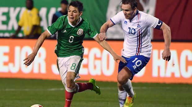 
                <strong>Hirving Lozano (Mexiko/Pachuca)</strong><br>
                Mexiko reist ebenfalls mit einem sehr großen Talent zum Confed Cup: Hirving Lozano. Bislang spielt der 21-Jährige noch in der Heimat bei Pachuca. Bei der A-Nationalmannschaft gehörte das Top-Talent zuletzt aber schon zum Stammpersonal. Nicht zuletzt deshalb soll es prominente Interessenten geben. Zuletzt berichtete das "Eindhovens Dagblad", dass PSV Lozano ihn auf dem Zettel haben soll. Das Problem: Angeblich fordert Pachuca 15 Millionen Euro Ablöse - für die Niederländer nicht zu bezahlen. Sollte der Linksaußen beim Confed Cup überzeugen, dürften aber ohnehin noch viel zahlungskräftigere Klubs auf den Mexikaner aufmerksam werden. 
              