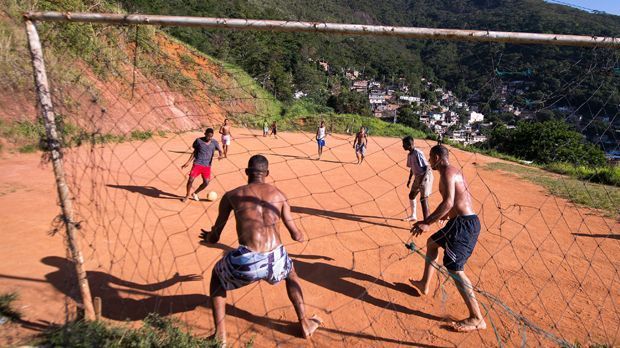 
                <strong>Bolzen geht überall</strong><br>
                Es ist der Traum eines jeden Amateur-Kickers: raus aus dem Armenviertel und dann in die große Fußballwelt. Aber das gelingt nur den Wenigsten. 
              