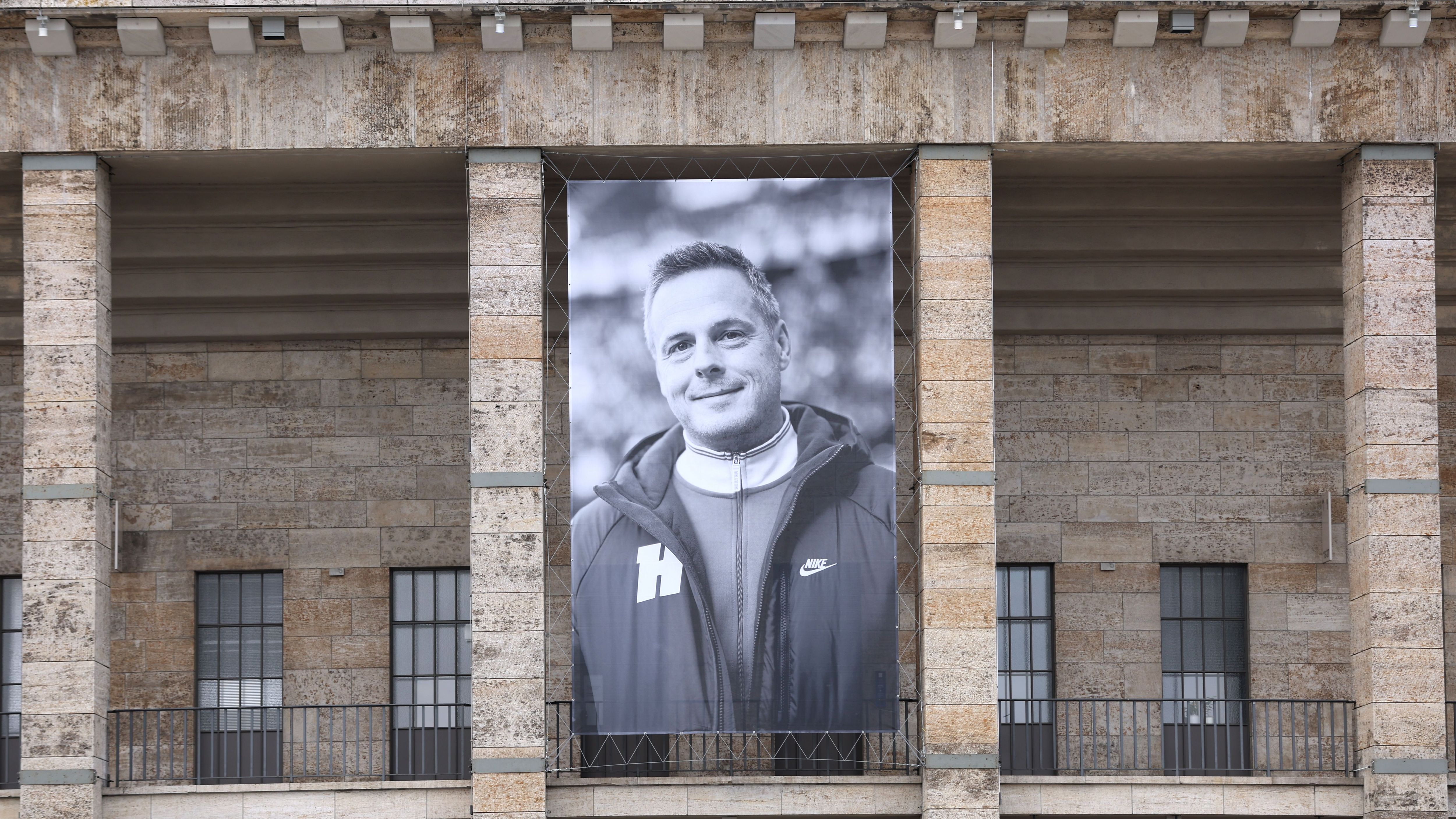 <strong>Hertha BSC gegen Düsseldorf: Gedenken an Kay Bernstein</strong><br>Der Rückrundenauftakt von Hertha BSC gegen Fortuna Düsseldorf stand ganz im Zeichen der Trauer um den unerwartet verstorbenen Präsidenten Kay Bernstein. Fans würdigten Bernstein mit besonderen Aktionen, das Olympiastadion war in Schwarz gehüllt. <em><strong>ran</strong></em> liefert die emotionale Chronologie.