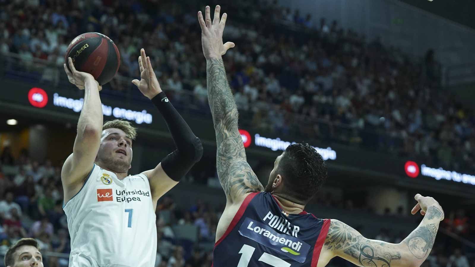 
                <strong>Anfänge bei Real Madrid </strong><br>
                Bereits mit zwölf Jahren beginnt Luka Doncic bei einem der größten Basketballclubs in Europa, Real Madrid, zu spielen. Bei den Königlichen absolviert er die ersten Spiele in den Jugendmannschaften und markiert erstaunliche Statistiken. Die ersten Einsätze im Erwachsenenbereich erhält er bereits mit 15 Jahren. Dabei schickt ihn sein Coach mit den Worten "wenn du den Ring siehst, wirf!" auf den Court.
              